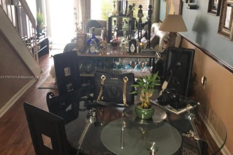 Снять в аренду таунхаус в Корал-Гейблс, Флорида 2 спальни, 89.74м2, № 1958963 - фото 5