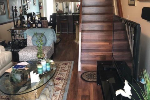 Снять в аренду таунхаус в Корал-Гейблс, Флорида 2 спальни, 89.74м2, № 1958963 - фото 7