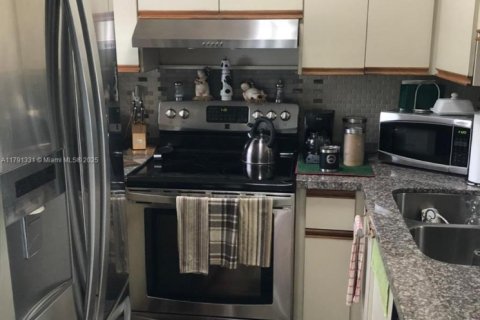 Снять в аренду таунхаус в Корал-Гейблс, Флорида 2 спальни, 89.74м2, № 1958963 - фото 19