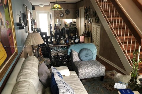 Снять в аренду таунхаус в Корал-Гейблс, Флорида 2 спальни, 89.74м2, № 1958963 - фото 6