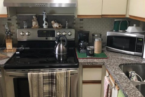 Снять в аренду таунхаус в Корал-Гейблс, Флорида 2 спальни, 89.74м2, № 1958963 - фото 20