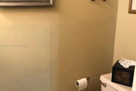 Снять в аренду таунхаус в Корал-Гейблс, Флорида 2 спальни, 89.74м2, № 1958963 - фото 17