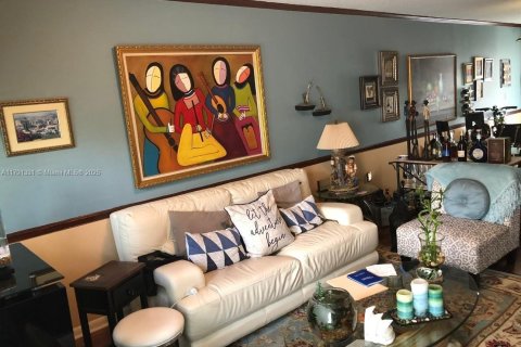 Снять в аренду таунхаус в Корал-Гейблс, Флорида 2 спальни, 89.74м2, № 1958963 - фото 4