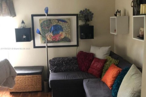 Снять в аренду таунхаус в Корал-Гейблс, Флорида 2 спальни, 89.74м2, № 1958963 - фото 11