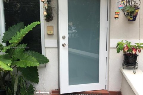 Снять в аренду таунхаус в Корал-Гейблс, Флорида 2 спальни, 89.74м2, № 1958963 - фото 1