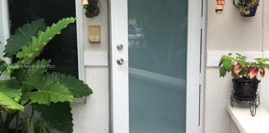 Таунхаус в Корал-Гейблс, Флорида 2 спальни, 89.74м2 № 1958963