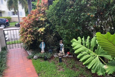 Снять в аренду таунхаус в Корал-Гейблс, Флорида 2 спальни, 89.74м2, № 1958963 - фото 21