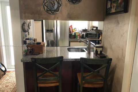 Снять в аренду таунхаус в Корал-Гейблс, Флорида 2 спальни, 89.74м2, № 1958963 - фото 18