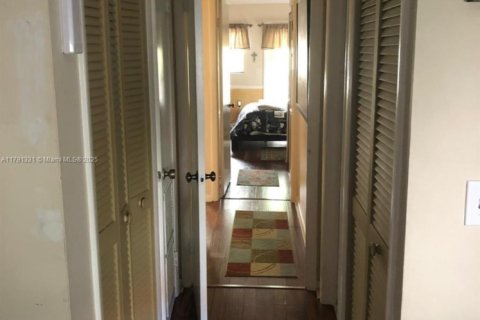 Снять в аренду таунхаус в Корал-Гейблс, Флорида 2 спальни, 89.74м2, № 1958963 - фото 12