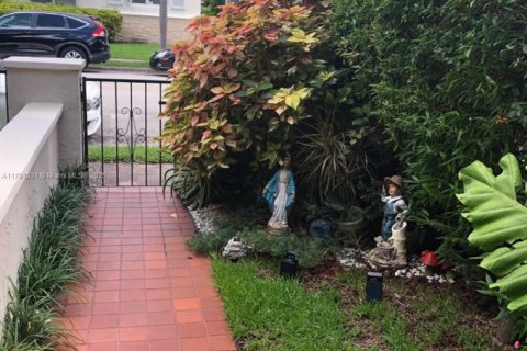 Снять в аренду таунхаус в Корал-Гейблс, Флорида 2 спальни, 89.74м2, № 1958963 - фото 2