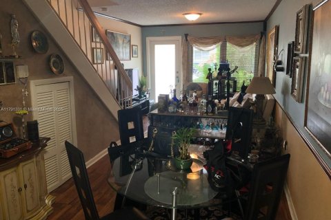 Снять в аренду таунхаус в Корал-Гейблс, Флорида 2 спальни, 89.74м2, № 1958963 - фото 3