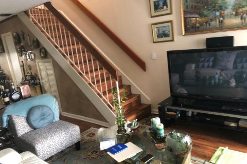 Снять в аренду таунхаус в Корал-Гейблс, Флорида 2 спальни, 89.74м2, № 1958963 - фото 8