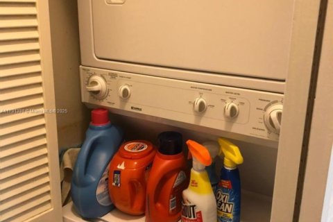 Снять в аренду таунхаус в Корал-Гейблс, Флорида 2 спальни, 89.74м2, № 1958963 - фото 13