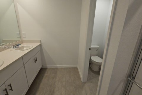 Снять в аренду виллу или дом в Киссимми, Флорида 5 спален, 212.47м2, № 2034570 - фото 26