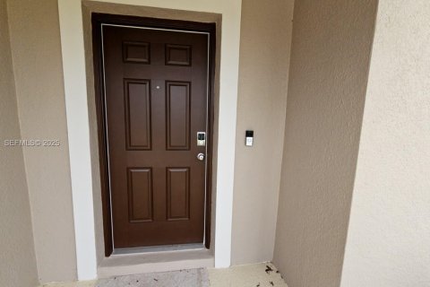 Снять в аренду виллу или дом в Киссимми, Флорида 5 спален, 212.47м2, № 2034570 - фото 2