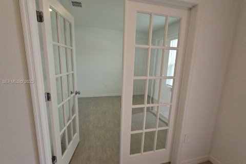 Снять в аренду виллу или дом в Киссимми, Флорида 5 спален, 212.47м2, № 2034570 - фото 3