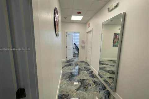 Commercial property in Aventura, Florida № 1981896 - photo 10