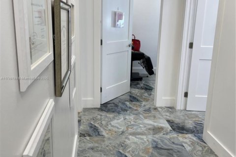 Commercial property in Aventura, Florida № 1981896 - photo 13