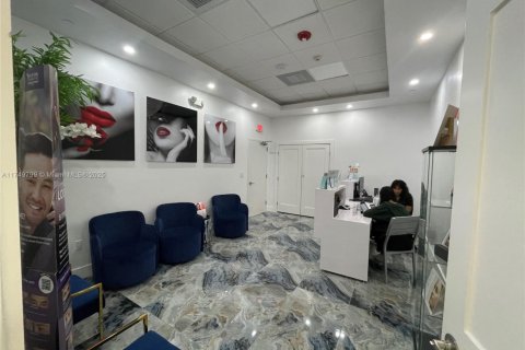 Commercial property in Aventura, Florida № 1981896 - photo 11
