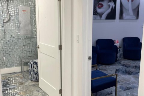 Commercial property in Aventura, Florida № 1981896 - photo 12