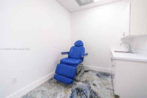 Commercial property in Aventura, Florida № 1981896 - photo 6