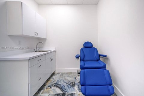 Commercial property in Aventura, Florida № 1981896 - photo 8