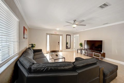 Villa ou maison à louer à Hollywood, Floride: 4 chambres, 176.51 m2 № 1980593 - photo 6