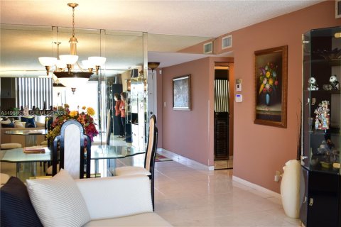 Condo in Sunrise, Florida, 2 bedrooms  № 2024484 - photo 10