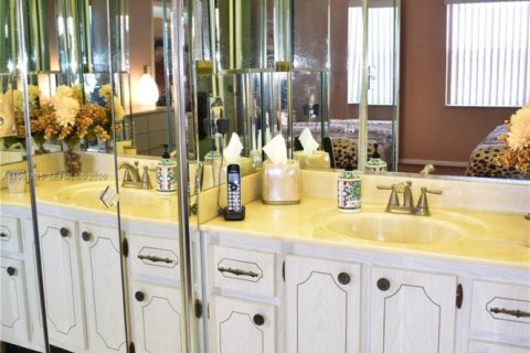 Condo in Sunrise, Florida, 2 bedrooms  № 2024484 - photo 17