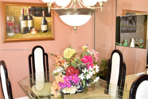 Condo in Sunrise, Florida, 2 bedrooms  № 2024484 - photo 8