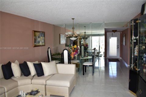Condo in Sunrise, Florida, 2 bedrooms  № 2024484 - photo 12
