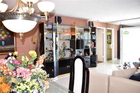 Condo in Sunrise, Florida, 2 bedrooms  № 2024484 - photo 9