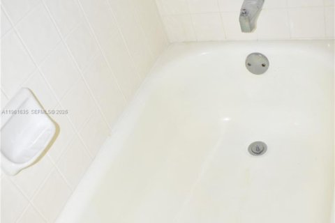 Condo in Sunrise, Florida, 2 bedrooms  № 2024484 - photo 21