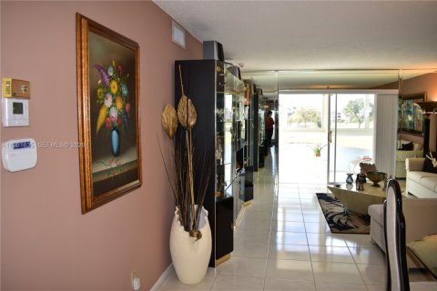 Condo in Sunrise, Florida, 2 bedrooms  № 2024484 - photo 11