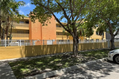 Condominio en venta en North Miami Beach, Florida, 1 dormitorio, 49.24 m2 № 1889393 - foto 1