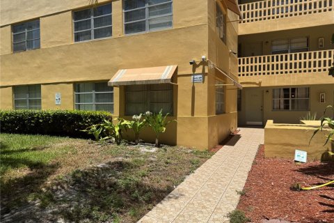 Condominio en venta en North Miami Beach, Florida, 1 dormitorio, 49.24 m2 № 1889393 - foto 19
