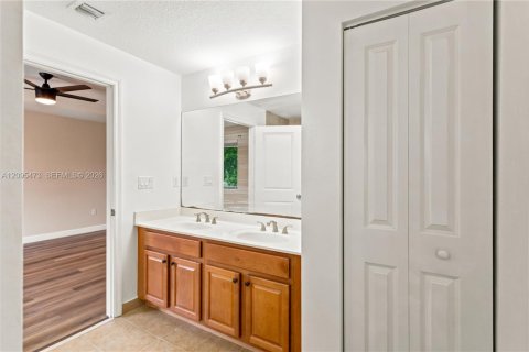 Touwnhouse à louer à Miami, Floride: 3 chambres, 165.09 m2 № 2387868 - photo 15