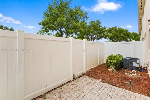 Touwnhouse à louer à Miami, Floride: 3 chambres, 165.09 m2 № 2387868 - photo 6