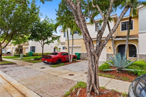 Touwnhouse à louer à Miami, Floride: 3 chambres, 165.09 m2 № 2387868 - photo 2