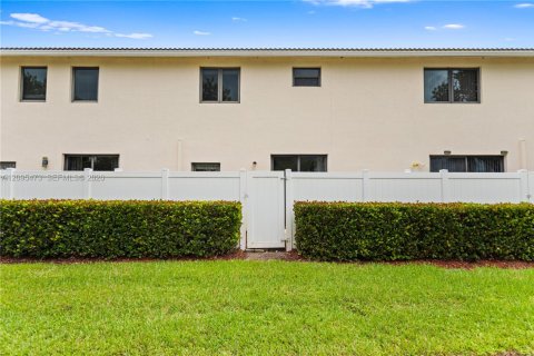 Touwnhouse à louer à Miami, Floride: 3 chambres, 165.09 m2 № 2387868 - photo 4