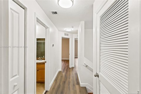 Touwnhouse à louer à Miami, Floride: 3 chambres, 165.09 m2 № 2387868 - photo 18