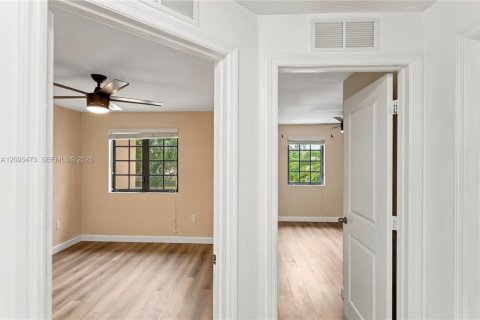 Touwnhouse à louer à Miami, Floride: 3 chambres, 165.09 m2 № 2387868 - photo 21