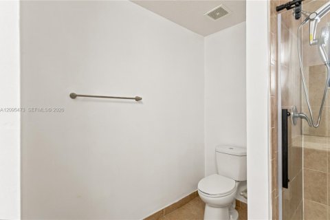 Touwnhouse à louer à Miami, Floride: 3 chambres, 165.09 m2 № 2387868 - photo 14