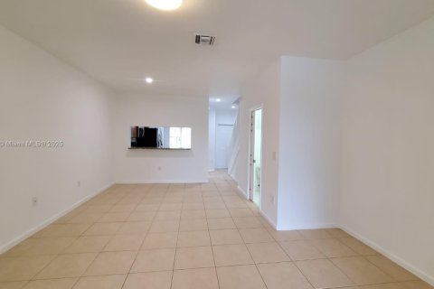 Townhouse in Miramar, Florida 2 bedrooms, 98.1 sq.m. № 2013562 - photo 5