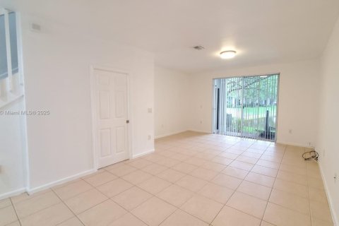 Townhouse in Miramar, Florida 2 bedrooms, 98.1 sq.m. № 2013562 - photo 3