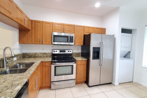 Townhouse in Miramar, Florida 2 bedrooms, 98.1 sq.m. № 2013562 - photo 10