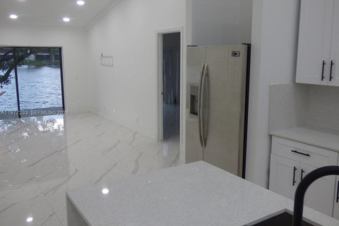 Снять в аренду виллу или дом в Дания-Бич, Флорида 3 спальни, 119.29м2, № 2041613 - фото 7