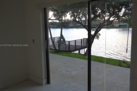 Снять в аренду виллу или дом в Дания-Бич, Флорида 3 спальни, 119.29м2, № 2041613 - фото 10