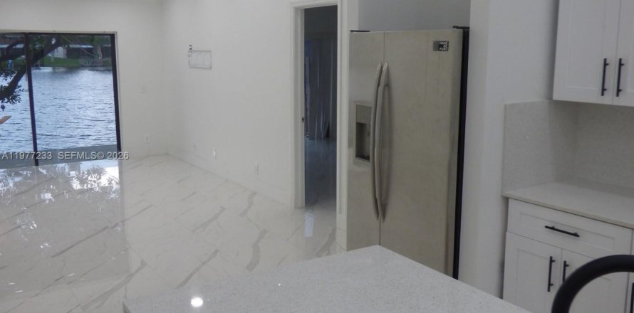 Дом в Дания-Бич, Флорида 3 спальни, 119.29м2 № 2041613