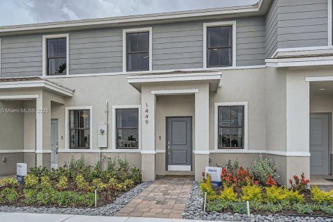 Townhouse in Florida City, Florida 3 bedrooms, 128.21 sq.m. № 1845553 - photo 2
